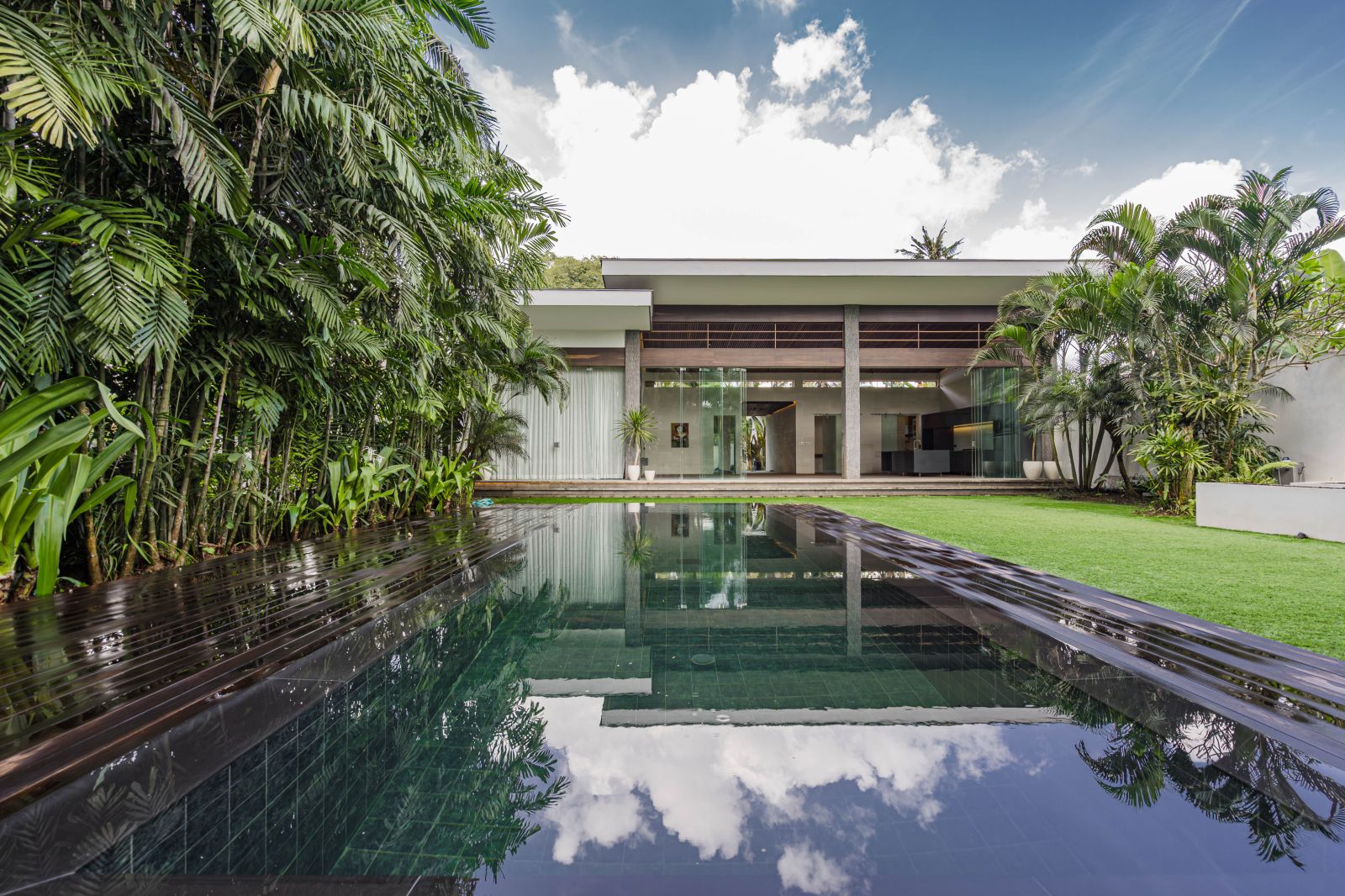 IRRESISTIBLY STYLISH MODERN HOUSE